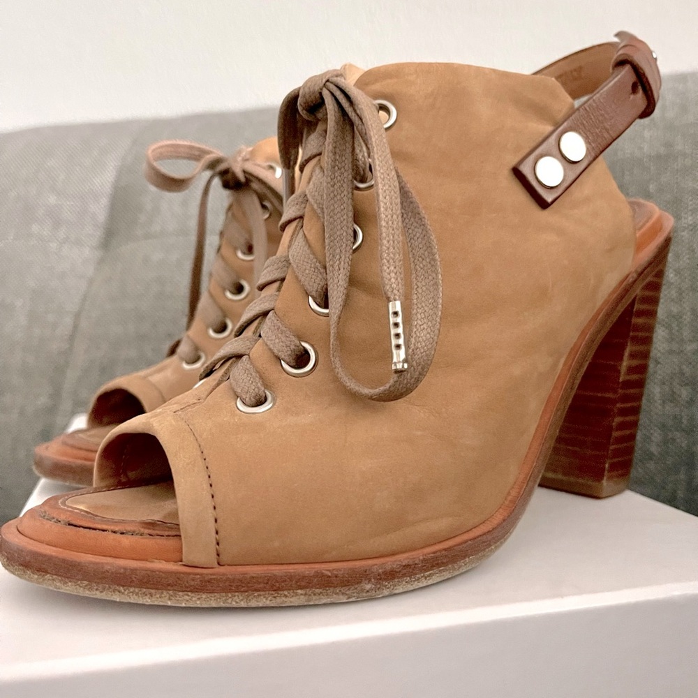 Rag & Bone 👢🤎👢
Adorable Suede Printed Lace-Up Boots
Size: 5.5 / IT 35.5